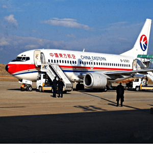 浦东航空空运航空快运业稳步发展的原因是什么？
